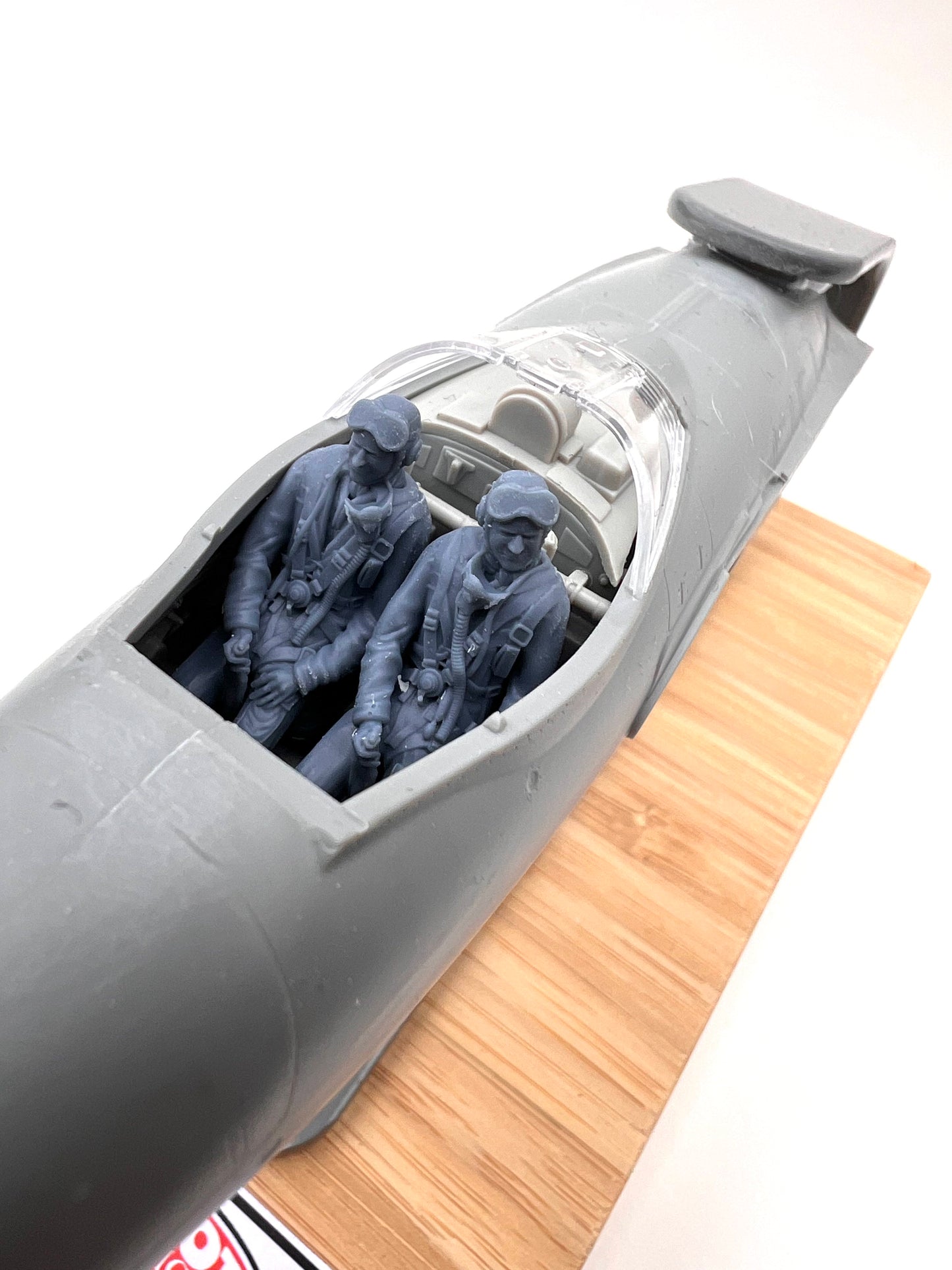 1/48 scale Swedish Vampire pilots with cloth helmets. Art # 483DP002